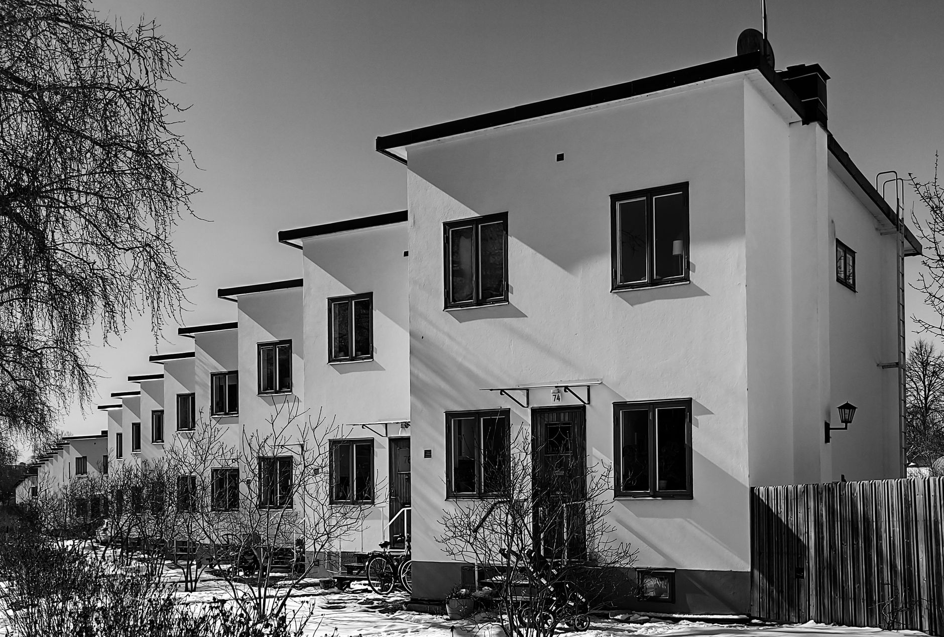 Villabebyggelse i Stockholms norra förorter där tät bebyggelse och varierande jordarter påverkar dräneringens funktion.