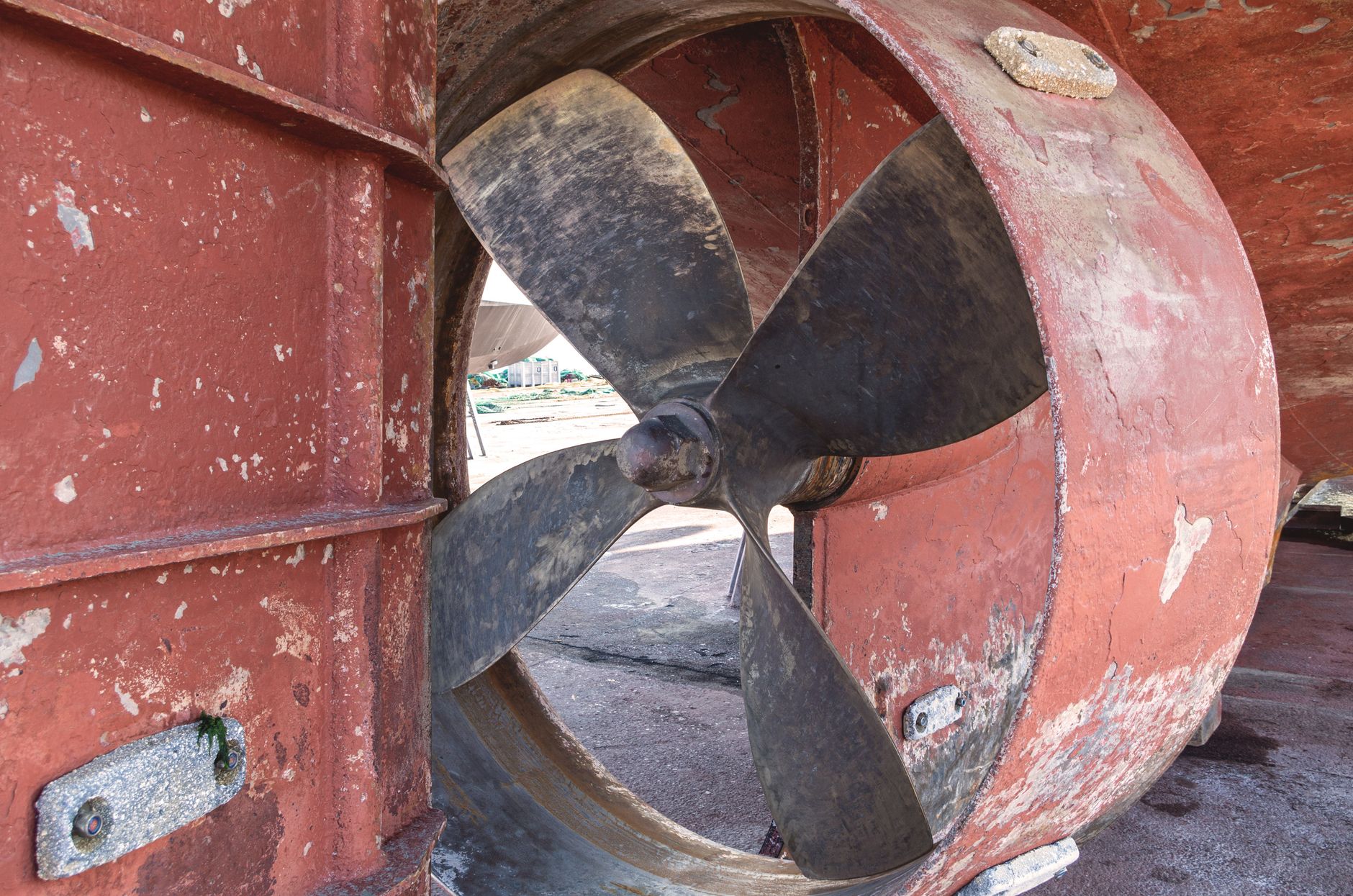 Propeller monterad i en kåpa, fotograferad från sidan under vatten.